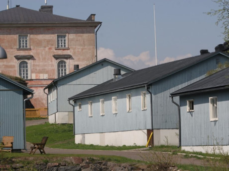 Trái ngược với khái niệm nhà tù dây thép gay chằng chịt, nhà tù Suomenlinna ở Phần Lan chỉ sử dụng một tường gai nhỏ để cách biệt với khu vực bên ngoài. Bởi vậy, nơi đây còn có tên là nhà tù mở. (Nguồn: businessinsider)