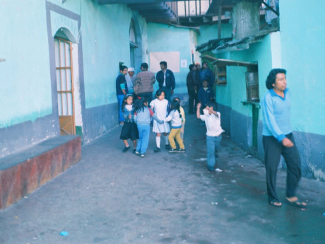 Nhà tù San Pedro (Bolivia) đã trở thành một thành phố thu nhỏ trong 20 năm nay khi trở thành này sinh sống của 3.000 tù nhân và gia đình của họ. Thậm chí, khách tới thăm tù nhân còn có nơi để ở. (Nguồn: businessinsider)