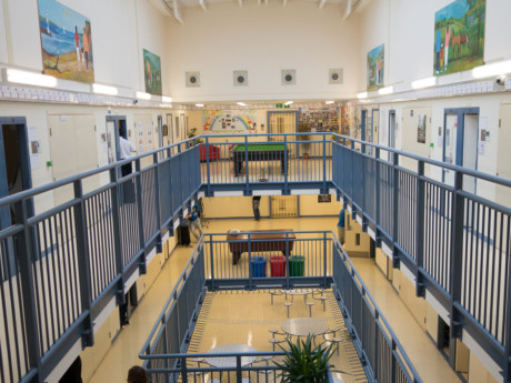 Nhà tù Her Majesty được xây dựng giống như một trường học với rất nhiều lớp học khác nhau, các phòng thể chất có tắm nước nóng, bể bơi và bóng bàn. (Nguồn: businessinsider)