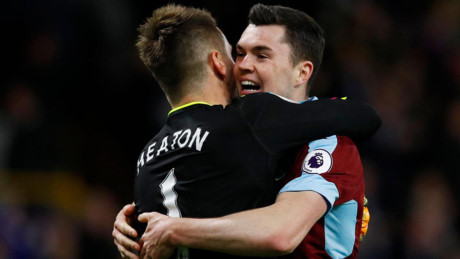 Thủ môn Tom Heaton và trung vệ Michael Keane ăn mừng đầy cảm xúc khi Burnley giành chiến thắng 1-0 trước Stoke.