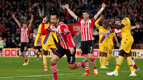 Trung vệ Yoshida của Southampton ăn mừng phấn khích khi ghi bàn nâng tỷ số lên 2-1 vào lưới Crystal Palace.