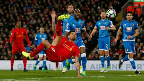 Trung vệ Dejan Lovren nỗ lực dứt điểm trong trận hòa 2-2 giữa Liverpool và Bournemouth.