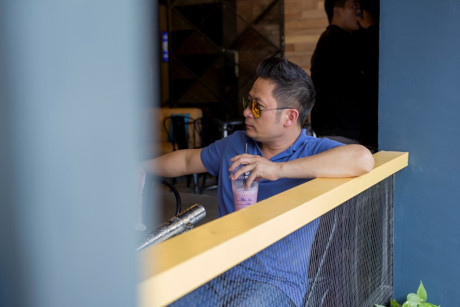 Bằng Kiều tìm đến quán café yêu thích Sài Gòn Coffee nằm trên đường Nguyễn Huệ. Anh có thói quen tìm đến những quán café mà mình yêu thích để thư giãn, lấy lại nguồn năng lượng cũng như khơi nguồn cho những cảm hứng mới trong công việc.