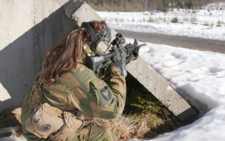 Các nữ binh sỹ này có thể hành quân nhiều cây số với những thiết bị nặng bằng cả thân người, săn bắt để sống sót trong môi trường khắc nghiệt.