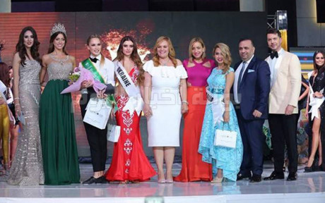 Ban giám khảo đã chọn được Top 10 người đẹp để tiếp tục chọn ra 3 thí sinh giành chiến thắng.