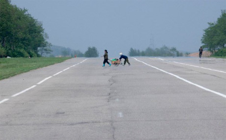 Nhiếp ảnh gia 52 tuổi nhận xét, những con đường ở đây trông giống đường băng sân bay hơn là đường cao tốc.