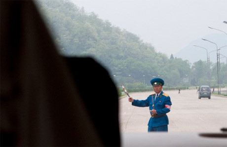 Cảnh sát điều khiển giao thông trên một tuyến đường ở Triều Tiên.