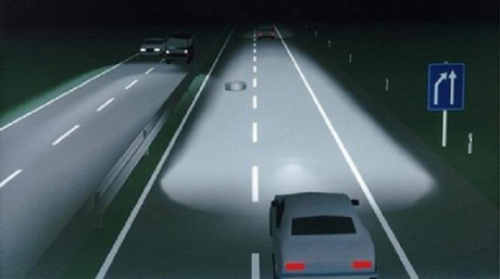 Nên bật đèn chiếu xa (pha) khi đường vắng, thoáng để tăng tầm quan sát. Tuy nhiên, khi thấy có xe ngược chiều hay trở về đèn chiếu gần (cos). (Ảnh: thethao247.vn).
