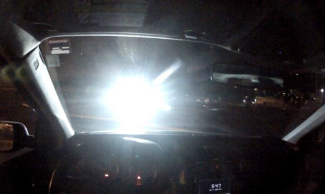 Không nhìn thẳng vào đèn của xe ngược chiều vì nó sẽ khiến mắt bạn bị rơi vào tình trạng mù tạm thời nếu ánh sáng quá mạnh. Nếu bị chói mắt bởi các xe ngược chiều, khi lái xe bạn nên tập trung ánh mắt hướng về phía bên phải của cung đường mình đi. (Ảnh: baogiaothong.vn).