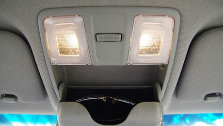 Tắt các bóng đèn trong xe (đèn trần, đèn đọc sách) và giảm ánh sáng bảng táp lô. (Ảnh: KT).