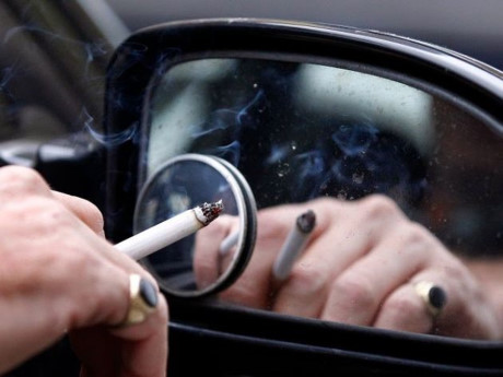 Không hút thuốc khi lái xe vì khói thuốc sẽ gây hạn chế tầm nhìn. (Ảnh: hoclaixe83.net).