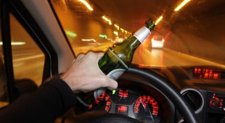 Không uống rượu bia dù là lái xe buổi tối hay ban ngày. Vì bia, rượu sẽ khiến bạn không đủ tỉnh táo để xử lý tình huống hay dễ gây buồn ngủ. (Ảnh: thebusiness.vn).
