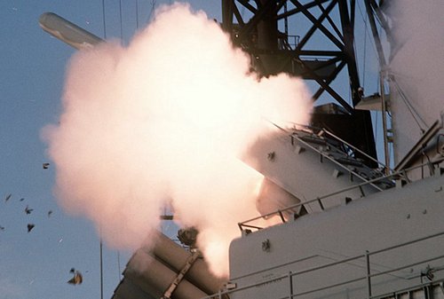 Nhờ trang bị TERCOM, tên lửa Tomahawk có thể bắn trúng mục tiêu từ khoảng cách 1.600 km với sai số chỉ vài mét. (Ảnh: Business Insider)