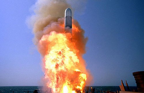 Từ Chiến tranh Vùng Vịnh năm 1991 đến nay, tên lửa Tomahawk đã được khai hỏa để mở đầu cho nhiều chiến dịch quân sự của Mỹ, tiêu diệt các sở chỉ huy, trung tâm đầu não, kho tàng... của đối phương. (Ảnh: US Navy)