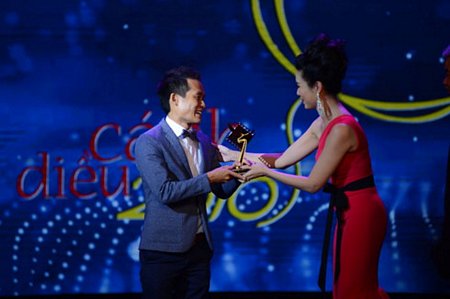 Quay phim Bob Nguyễn phim Sút lên nhận giải.