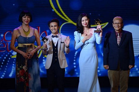 Huỳnh Lập và Quỳnh Chi lên nhận giải thưởng.