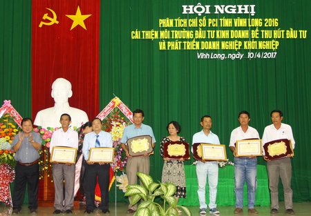 Chủ tịch UBND tỉnh- Nguyễn Văn Quang tặng bằng khen cho  doanh nghiệp có những đóng góp tích cực phát triển kinh tế- xã hội, góp phần nâng cao PCI.
