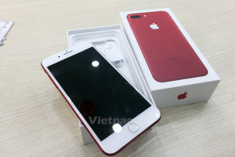 Mở hộp chiếc iPhone 7 Plus Red tại FPT Shop 45 Thái Hà (Hà Nội).