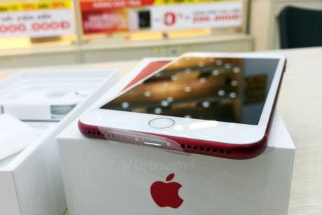 Theo đại diện FPT Shop, đã có 1.200 khách hàng đặt mua iPhone đỏ của hệ thống này, trong đó số đã đặt cọc là 700 khách hàng.