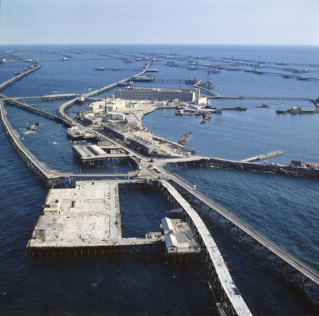 Khu công nghiệp Neftyanye Kamni được xây dựng trên biển Caspi, ngoài khơi Baku (Azerbaijan) năm 1949 và thường được gọi là 
