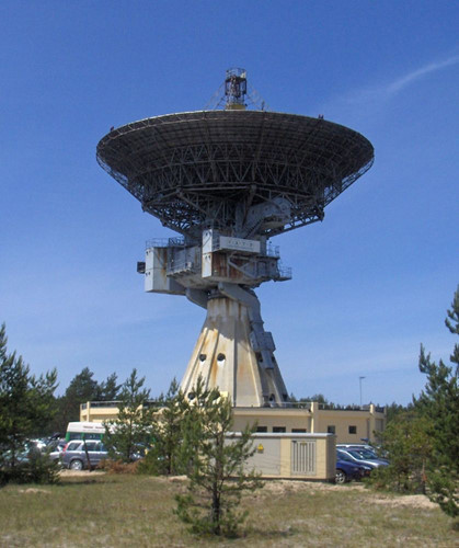 Trung tâm thiên văn quốc tế Ventspils (VIRAC) được thành lập năm 1971 ở Irbene, một khu gia binh của Xô Viết ở Latvia. Khu này bị bỏ hoang sau khi quân đội Xô Viết rút khỏi đây năm 1993. Thời Xô Viết, trung tâm này đóng vai trò quan trọng vì có 3 radar tiếp nhận tín hiệu từ các vệ tinh, tàu ngầm và căn cứ quân sự.