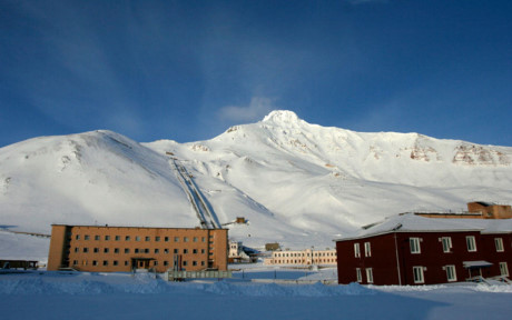 Được Thụy Điển xây dựng từ năm 1910 và bán cho LB Xô Viết năm 1927, Pyramiden là một khu định cư ở mũi Svalbard của Na Uy. Đây từng là nơi ở của hơn 1.000 thợ mỏ Xô Viết trước khi bị đóng cửa năm 1998 và bị bỏ hoang từ đó.