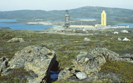 Hố khoan siêu sâu Kola ở Nga là lỗ khoan sâu nhất thế giới, được khởi công từ năm 1970 với mục đích khoan sâu hết mức có thể vào lớp vỏ Trái Đất. Khu vực này bị bỏ hoang năm 2008 sau khi dự án bị đình chỉ năm 2006 vì thiếu vốn. Đã có những truyền thuyết thêu dệt rằng đây là 