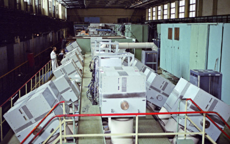 Máy gia tốc Proton ở thị trấn Protvino của Nga là một lò hạt nhân thuộc Viện Vật lý năng lượng cao xây dựng năm 1983 nhưng công trình bị đình chỉ đầu những năm 90 vì thiếu vốn.