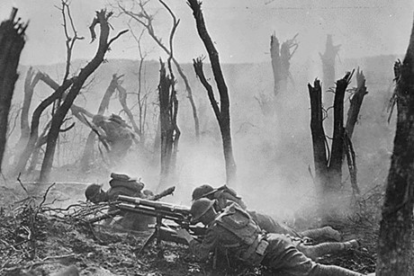 Một đội xạ thủ Mỹ bắn súng 37mm về phía chiến hào quân Đức.