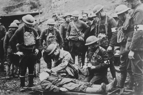 Bác sĩ quân y Mỹ chăm sóc cho một lính Mỹ bị thương ngay sau tuyến chiến hào thứ 1 ở Pháp.