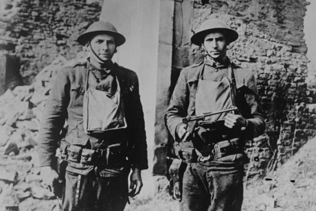 Hai lính Mỹ. Người bên phải cầm một khẩu súng lấy của một lính Đức mà anh ta đã tiêu diệt.
