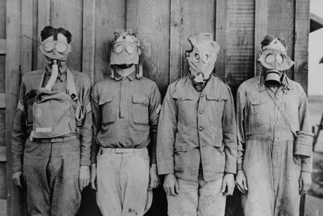 Lính Mỹ, Anh, Pháp, và Đức đeo mặt nạ phòng độc.