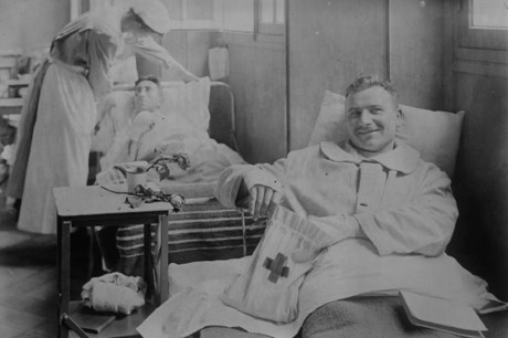 Thương binh tại một bệnh viện dã chiến của Mỹ ở Paris, Pháp.