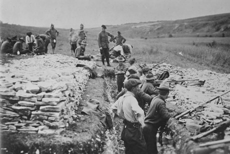Quân Mỹ tập ném lựu đạn ở Pháp.