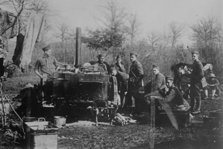 Quân nhân Mỹ thuộc một tiểu đoàn súng máy tụ tập quanh một cái bếp ngoài trời ở Hermitage, Pháp vào tháng 3/1918.