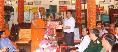Ông Sơn Minh Thắng- Ủy viên BCH Trung ương Đảng, Phó Trưởng Ban Thường trực BCĐ Tây Nam Bộ tặng quà tết cho chùa Phù Ly 1.