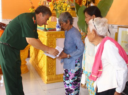 Thiếu tướng Nguyễn Đoàn Kết- Ủy viên chuyên trách, Vụ trưởng Vụ An ninh- Quốc phòng tặng quà BCĐ Tây Nam Bộ cho đồng bào dân tộc nghèo xã Tân Mỹ.