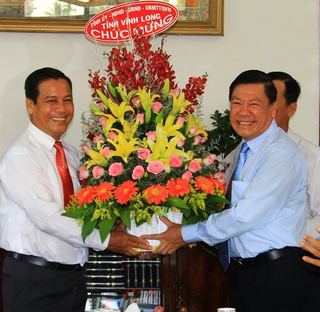 Bí thư Tỉnh ủy- Trần Văn Rón thăm chúc mừng Hội thánh Tin lành Việt Nam (miền Nam) tỉnh Vĩnh Long.