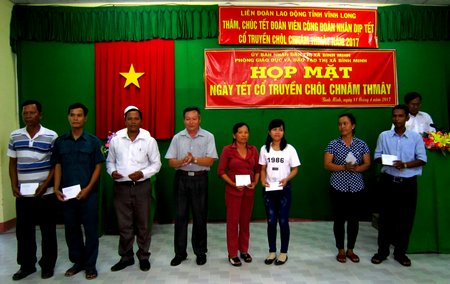  Ông Lê Văn My- Ủy viên Thường vụ, Chủ nhiệm Ủy ban kiểm tra Liên đoàn Lao động tỉnh tặng quà cho đoàn viên Công đoàn người dân tộc Khmer ở TX Bình Minh 