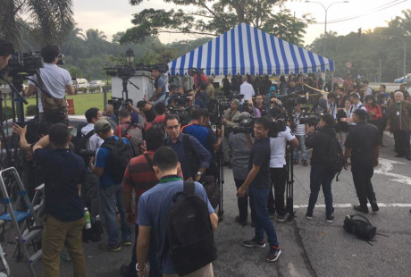 Hàng trăm phỏng viên quốc tế và Malaysia đã đến đưa tin. Phóng viên VOV đang có mặt tại đây sẽ tiếp tục cập nhật thông tin về phiên tòa này.