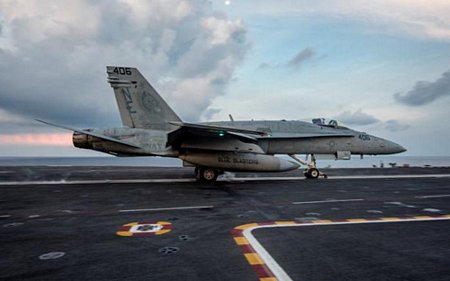 Máy bay Hornet trên tàu sân bay Carl Vinson của Mỹ. Ảnh: Reuters.