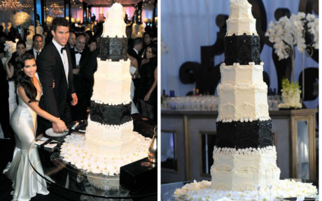 Chiếc bánh cưới của ngôi sao truyền hình thực tế Kim Kardashian và cầu thủ bóng rổ Kris Humphries có giá 20.000 USD. Chiếc bánh cao 8 tầng, màu đen trắng, với chocolate và cẩm thạch nặng 272 kg