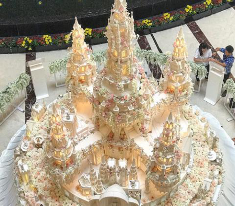 Với sự sáng tạo không ngừng, một tiệm bánh ở Indonesia đã làm ra những chiếc bánh cưới khổng lồ độc đáo có giá lên đến 500.000 USD