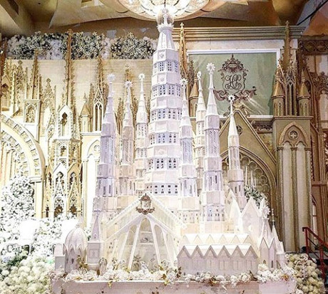 Tiệm bánh gia đình LeNovelle Cake ở Jakarta, Indonesia là nơi chuyên làm nên những chiếc bánh cưới tuyệt vời. Những chiếc bánh cưới được làm ra ở đây có hình dáng huyền ảo như lâu đài, căn nhà, công trình ấn tượng...