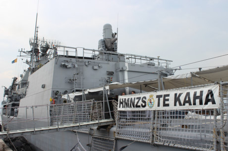 Tàu HMNZS TE Kaha do Trung tá Steve Lenik chỉ huy tàu dẫn đầu, là tàu hộ vệ tên lửa của Hải quân Hoàng gia New Zealand. Tàu có lượng giãn nước hơn 3.600 tấn, có sàn đáp trực thăng ở phía đuôi, được trang bị hệ thống tên lửa đối không, đối hạm tối tân.