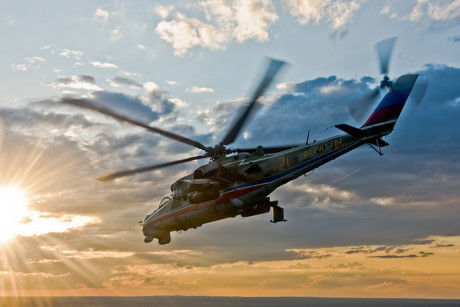 Một chiếc trực thăng của nhóm Đại bàng Vàng bay biểu diễn đơn.