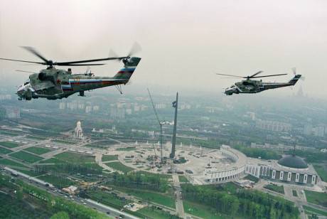 Đội bay Đại bàng Vàng tập dượt cho lễ diễu binh mừng ngày Chiến thắng Phát xít Đức ngày 9/5/1995.