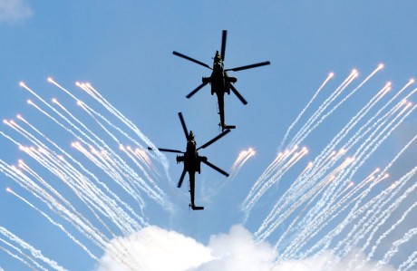 Màn biểu diễn mô phỏng việc phóng vũ khí hết sức ấn tượng của 2 chiếc trực thăng của nhóm Đại bàng Vàng.