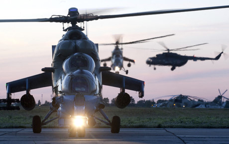 Một chiếc trực thăng của nhóm Đại bàng Vàng hạ cánh xuống Trung tâm Đào tạo Phi công Chiến đấu số 344 thuộc thành phố Torzhok.