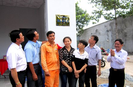  Đại diện Công đoàn Tổng Công ty Điện lực Miền Nam, Liên đoàn lao động tỉnh Vĩnh Long và gia đình gắn biển công trình.